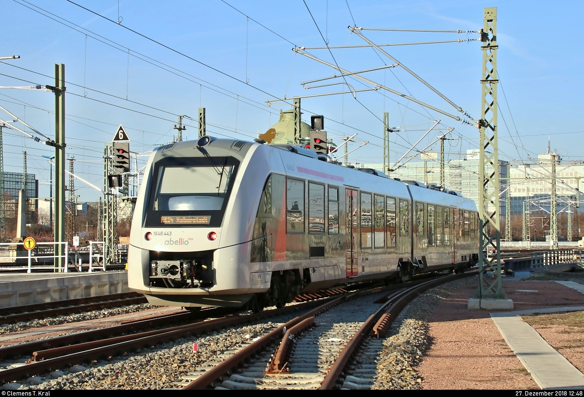 Nachschuss auf 1648 443 (Alstom Coradia LINT 41) von Abellio Rail Mitteldeutschland als RE 75728 (RE24) nach Halberstadt, der seinen Startbahnhof Halle(Saale)Hbf auf Gleis 12 D-F verlässt.
Aufgenommen vom Zugang zum Interimsbahnsteig Halle(Saale)Hbf Gl. 13a (vorderes Gleis gesperrt bzw. nicht befahren).
[27.12.2018 | 12:48 Uhr]