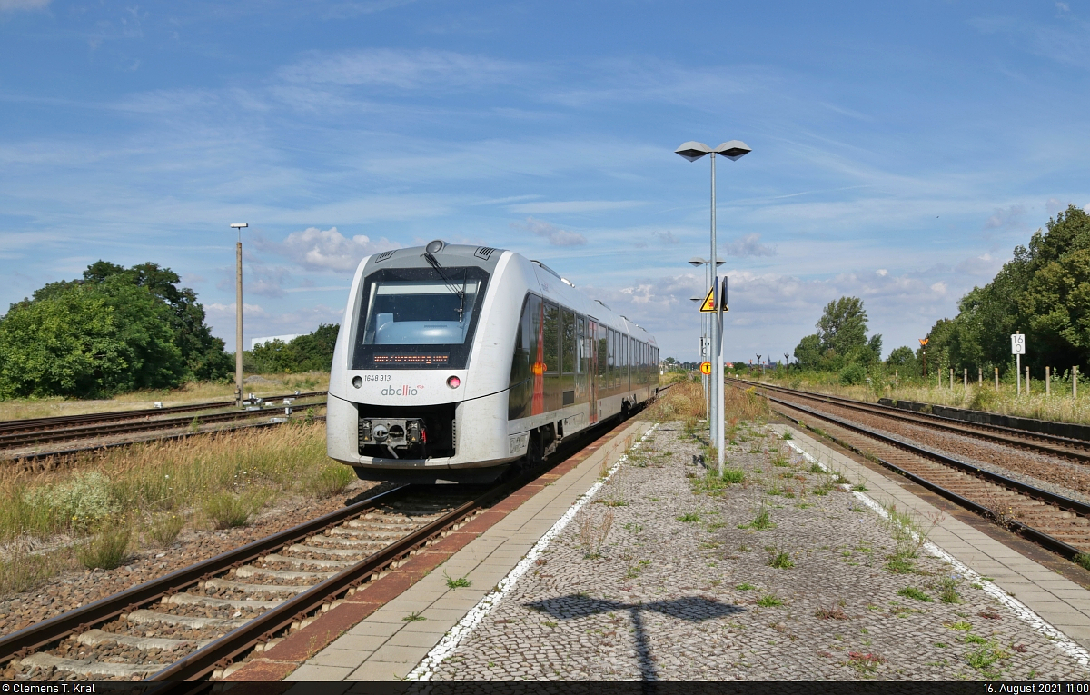 Nachschuss auf 1648 913-9 (Alstom Coradia LINT 41), der den Bahnhof Baalberge auf Gleis 3 verlässt.

🧰 Abellio Rail Mitteldeutschland GmbH
🚝 RB 80420 (RB47) Halle(Saale)Hbf–Bernburg Hbf
🕓 16.8.2021 | 11:00 Uhr
