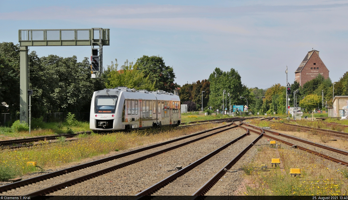 Nachschuss auf 1648 914-7 (Alstom Coradia LINT 41), der den Bahnhof Aschersleben auf Gleis 2 verlässt.
Aufgenommen am Ende des Bahnsteigs 4/5.

🧰 Abellio Rail Mitteldeutschland GmbH
🚝 RE 75728 (RE24) Halle(Saale)Hbf–Halberstadt
🕓 25.8.2021 | 13:40 Uhr