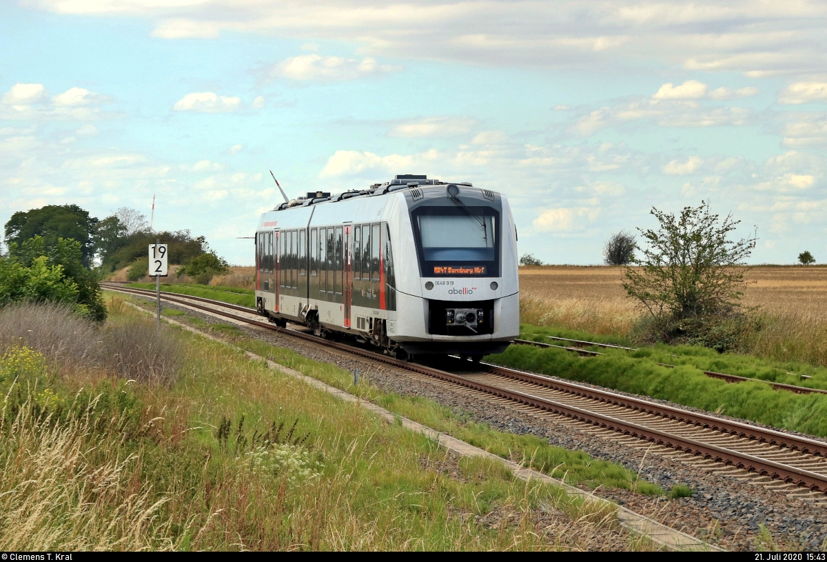 Nachschuss auf 1648 919 (Alstom Coradia LINT 41) der Abellio Rail Mitteldeutschland GmbH als RB 80428 (RB47) von Halle(Saale)Hbf nach Bernburg Hbf, die bei Nauendorf-Merbitz (Stadt Wettin-Löbejün) auf der Bahnstrecke Halle–Vienenburg (KBS 330) fährt.
[21.7.2020 | 15:43 Uhr]