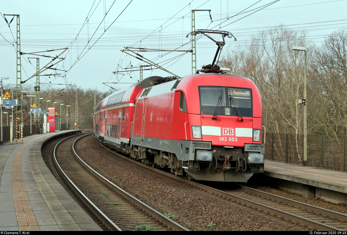 Nachschuss auf 182 003-4 (Siemens ES64U2) von DB Regio Nordost als RE 3110 (RE1) von Cottbus Hbf nach Magdeburg Hbf, der den Hp Magdeburg Herrenkrug auf der Bahnstrecke Berlin–Magdeburg (KBS 201) durchfährt.
[13.2.2020 | 9:45 Uhr]