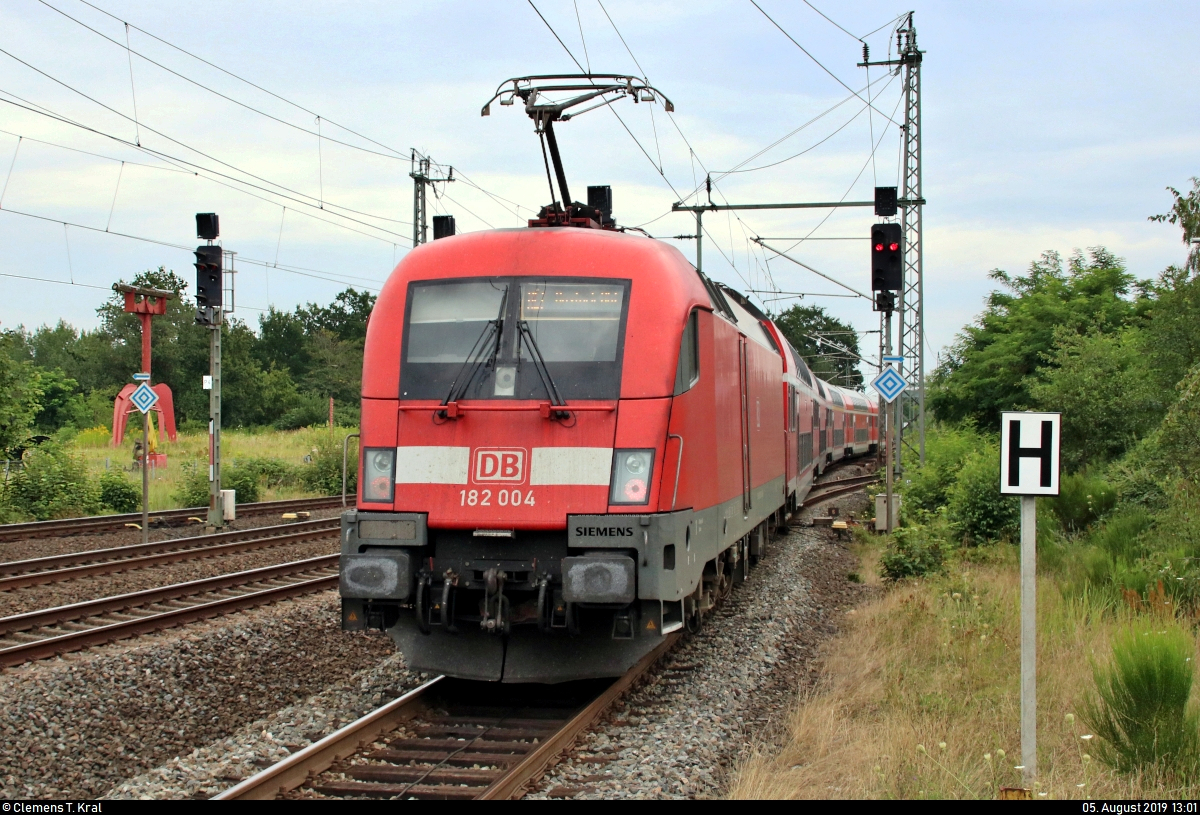 Nachschuss auf 182 004-2 (Siemens ES64U2) von DB Regio Nordost als RE 4311  Hanse-Express  (RE1) von Hamburg Hbf nach Rostock Hbf, der den Bahnhof Büchen auf Gleis 1 verlässt.
[5.8.2019 | 13:01 Uhr]