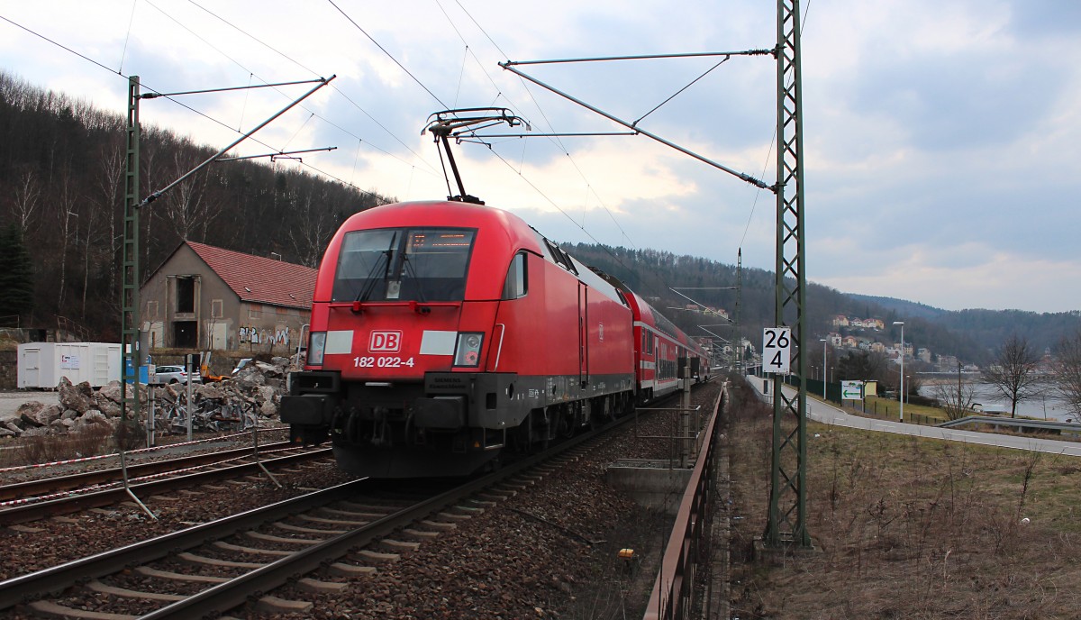 Nachschuß auf die 182 022-4 die am 16.03.2015 mit ihrer S1 (Schöna - Meißen Triebischtal) den Bü in Königstein passiert hat und in der nächsten Kurve den Bahnhof Königstein (Sächs. Schweiz) erreicht.