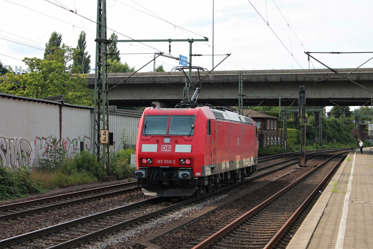 Nachschuss auf 185 050-2, als diese als Tfzf durch Hambugr Harburg gen Hafen fuhr. (13.08.2014)