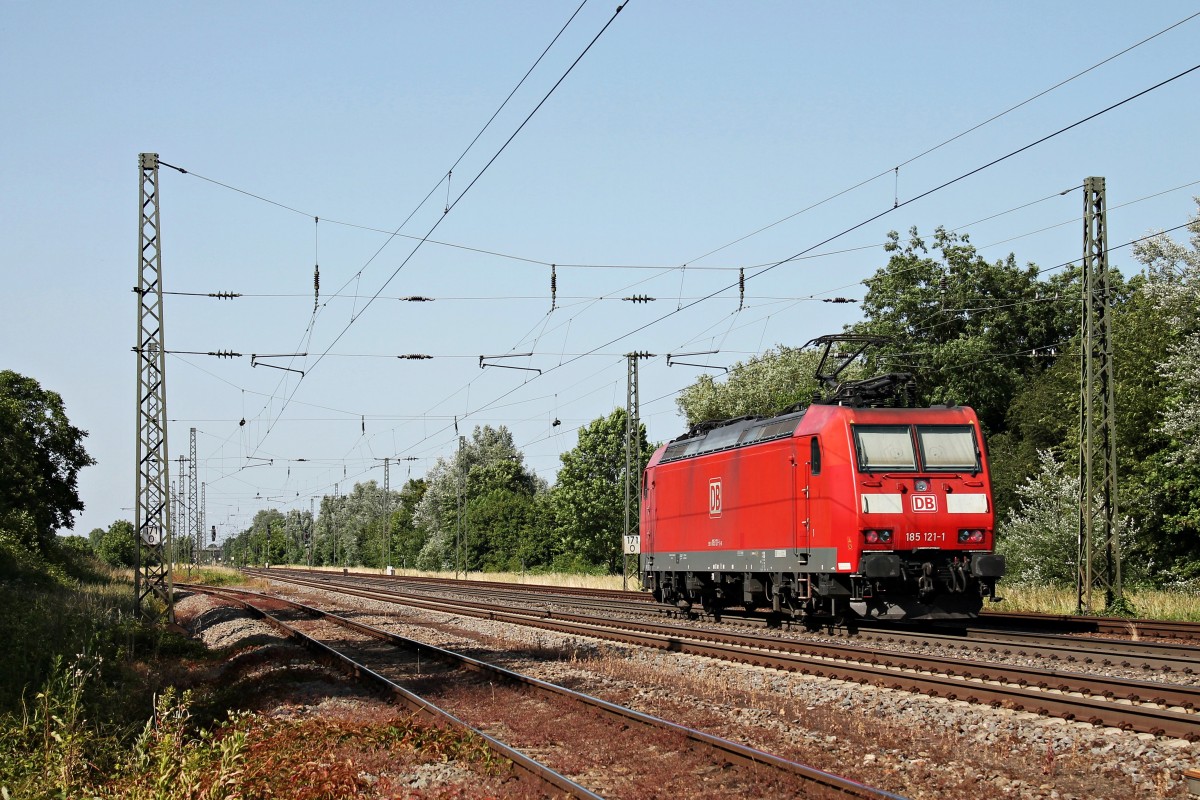 Nachschuss auf 185 121-1, als dieses am 08.06.2014 als Tfzf durch den Bahnhof von Orschweier fuhr.