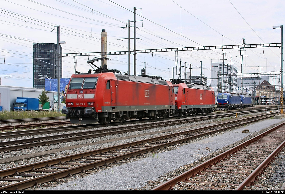 Nachschuss auf 185 129-4 und 185 126-0 DB als Lokzug, die den Bahnhof Pratteln (CH) in östlicher Richtung durchfahren.
Aufgenommen von der Güterstrasse.
[10.7.2018 | 12:35 Uhr]