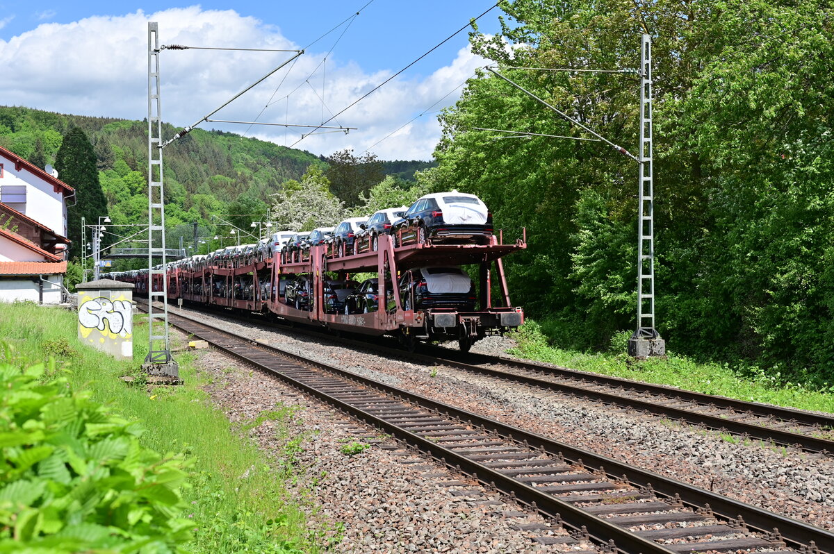 Nachschuß auf den von der 185 179 gezogenen Audizug in Neckargerach gen Zwingenberg Baden fahrend. 12.5.2022