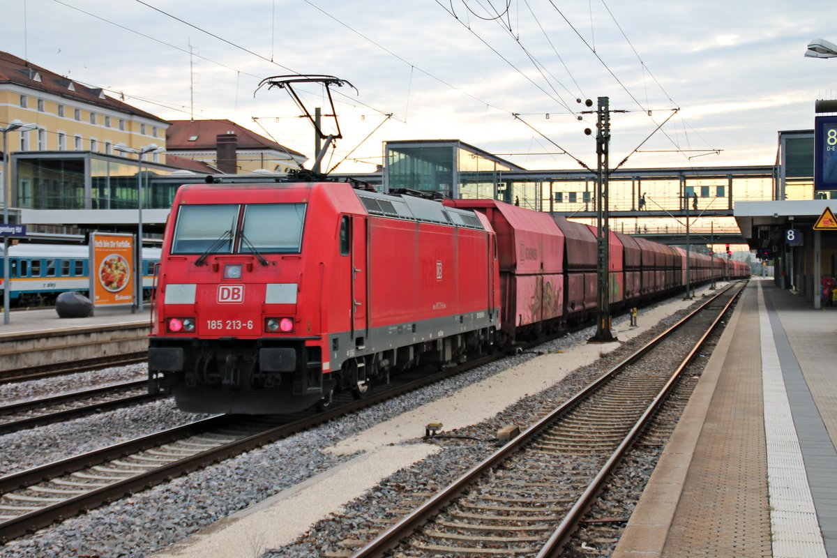 Nachschuss auf 185 213-6, welche am 28.08.2015 einen schweren Erzzug von 185 214-4 nach Linz (AT) nachschob, als sie durch Regensburg Hbf gen Süden fuhren.