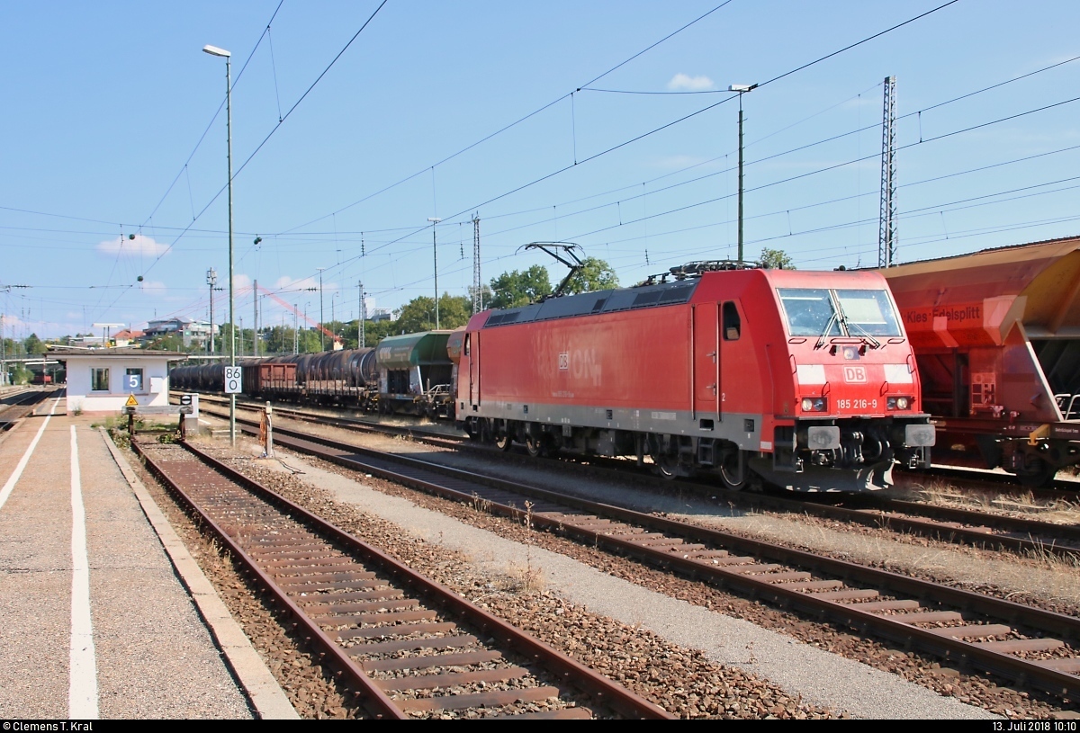 Nachschuss auf 185 216-9 DB, die im Bahnhof Villingen(Schwarzw) rangiert.
[13.7.2018 | 10:10 Uhr]