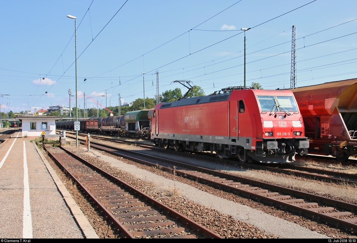 Nachschuss auf 185 216-9 DB, die im Bahnhof Villingen(Schwarzw) rangiert.
[13.7.2018 | 10:10 Uhr]