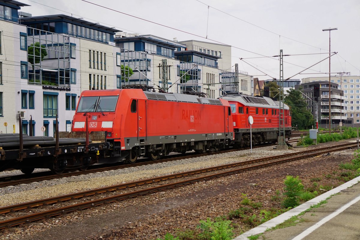 Nachschuß auf 185 287 am 02.09.2017 in Tübingen.Der ehemalige Railion Schriftzug ist noch gut zu erkennen.
Für Vorspannlok 232 703 ist hier die Arbeit beendet.