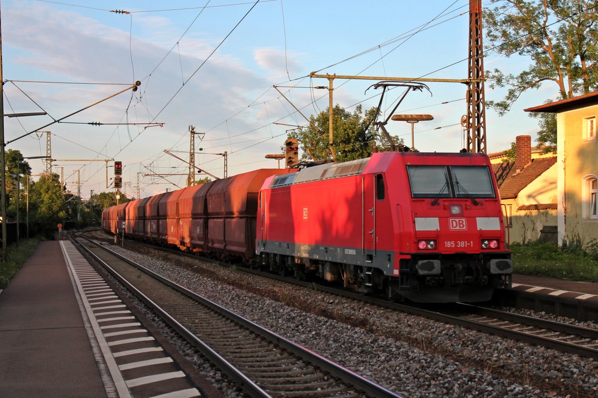 Nachschuss auf 185 381-1 am 26.06.2014, als sie einen Erzzug durch den Bahnhof von Regensburg-Prüfening in Richtung Hauptbahnhof schiebt. An der Zugspitze lief ihre Schwester 185 226-8.