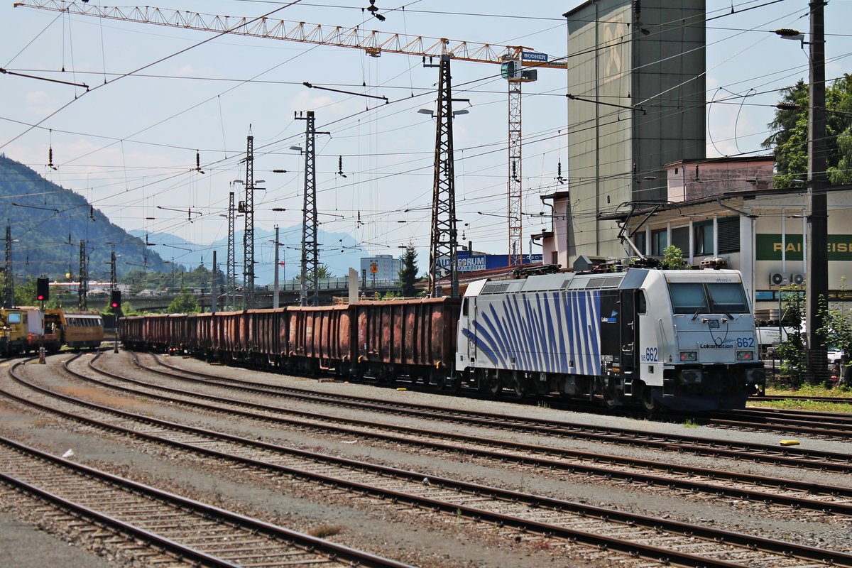 Nachschuss auf 185 662-4, als sie am 02.07.2018 den Schrottzug (München Nord RBf - Brescia Scalo), welcher mit 186 440 und 189 901 bespannt war, aus dem Bahnhof von Kufstein gen Wörgl schob.