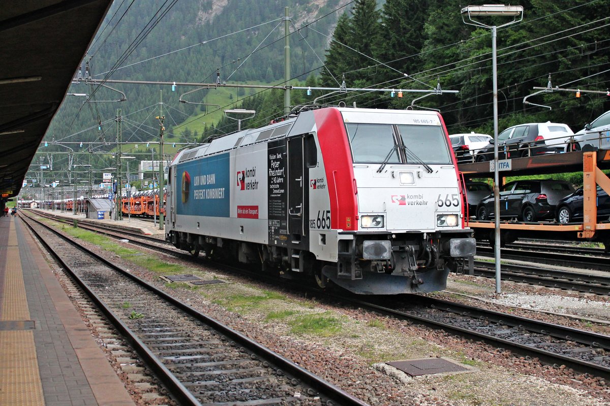 Nachschuss auf 185 665-7  LKW und Bahn - kombiverkehr  am 03.07.2018, als diese unterhalb von italienischer Oberleitung durch den Bahnhof von Brennero gen Österreich rollte. Zuvor brachte sie den im Hintergrund zu sehenden Autotransportzug auf den Brenner.