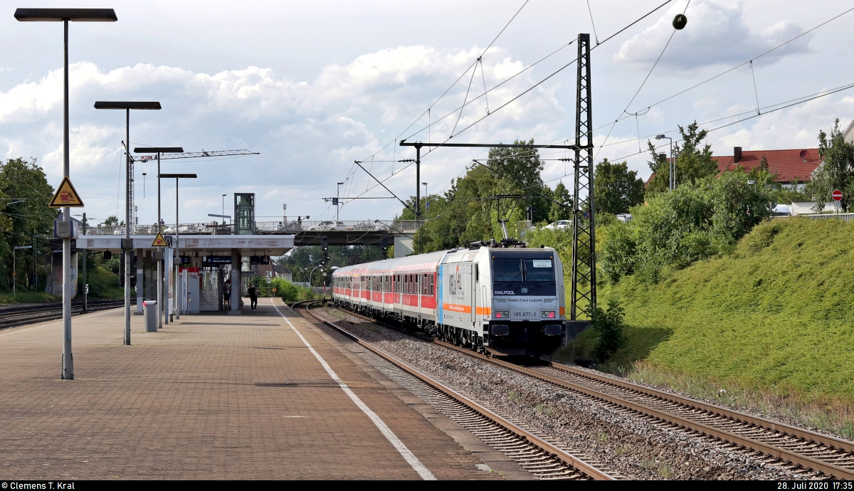 Nachschuss auf 185 677-2 der Railpool GmbH, vermietet an die HSL Logistik GmbH (HSL), untervermietet an die Wedler Franz Logistik GmbH & Co. KG (WFL) und im Dienste der Abellio Rail Baden-Württemberg GmbH (Ersatzzug), als RE 95878 (RE10b) von Tübingen Hbf nach Heilbronn Hbf, der den Bahnhof Asperg auf der Bahnstrecke Stuttgart–Würzburg (Frankenbahn | KBS 780) durchfährt.
[28.7.2020 | 17:35 Uhr]