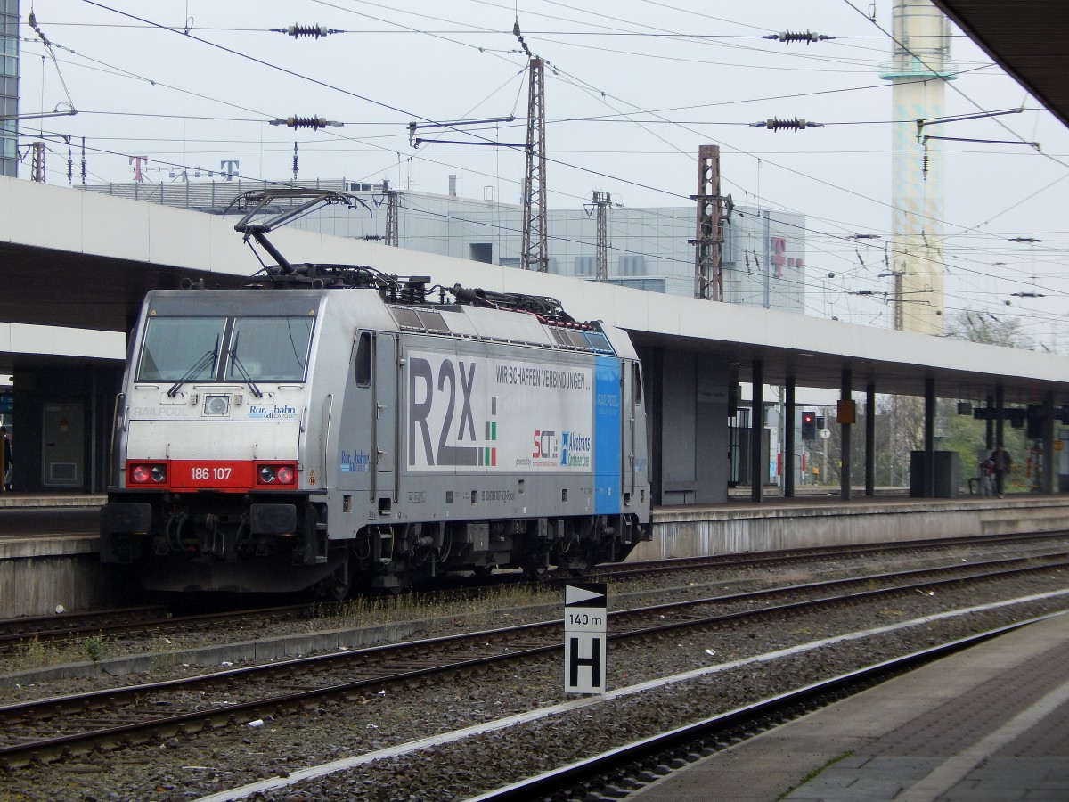 Nachschuss auf 186 107 R2x Wir schaffen Verbindungen von Railpool im Duisburger Hbf.

Duisburg 25.04.2015