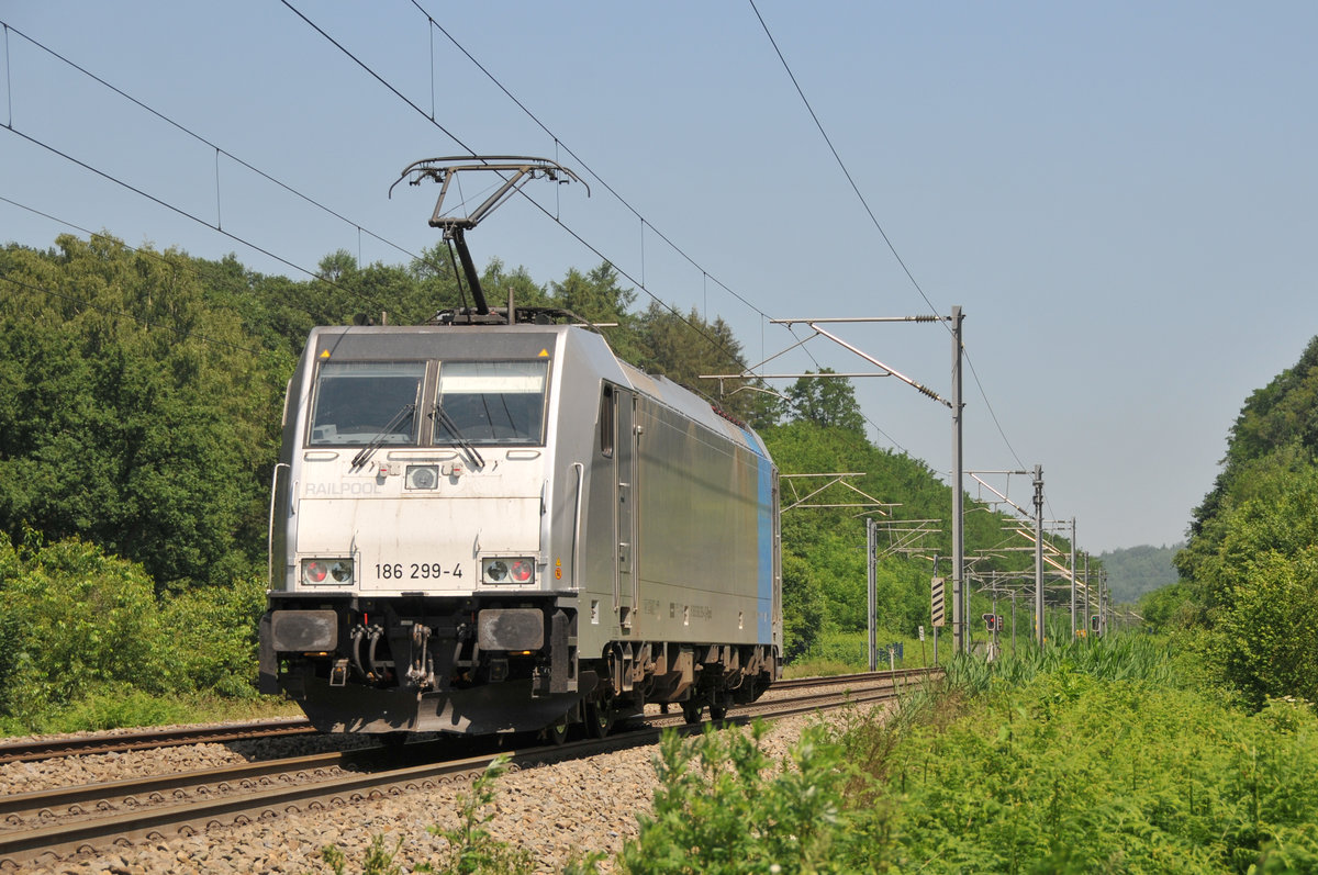 Nachschuss auf die 186 299-4 von Lineas/Railpool, die solo durch den Gemmenicher Wald gen Aachen-West fuhr. Aufgenommen am 06/06/2018 im Gemmenicher Wald bei Moresnet-Chapelle.