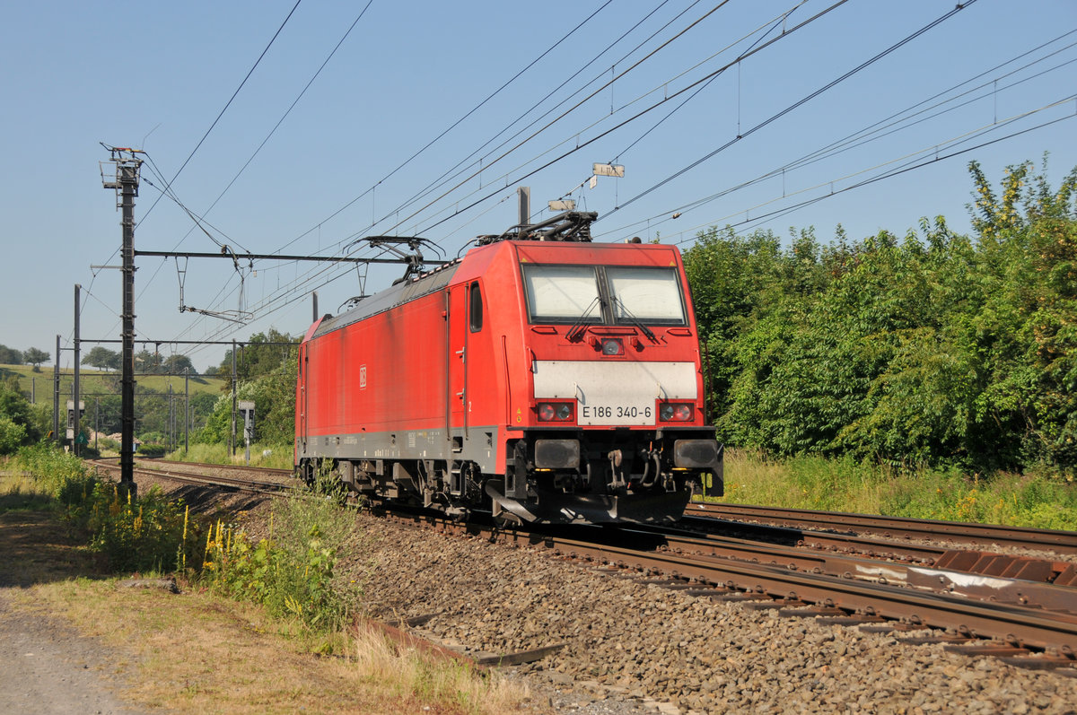 Nachschuss auf die 186 340-6,die solo Richtung Tongeren fährt. Aufgenommen am 30/06/2018 in Bassenge.