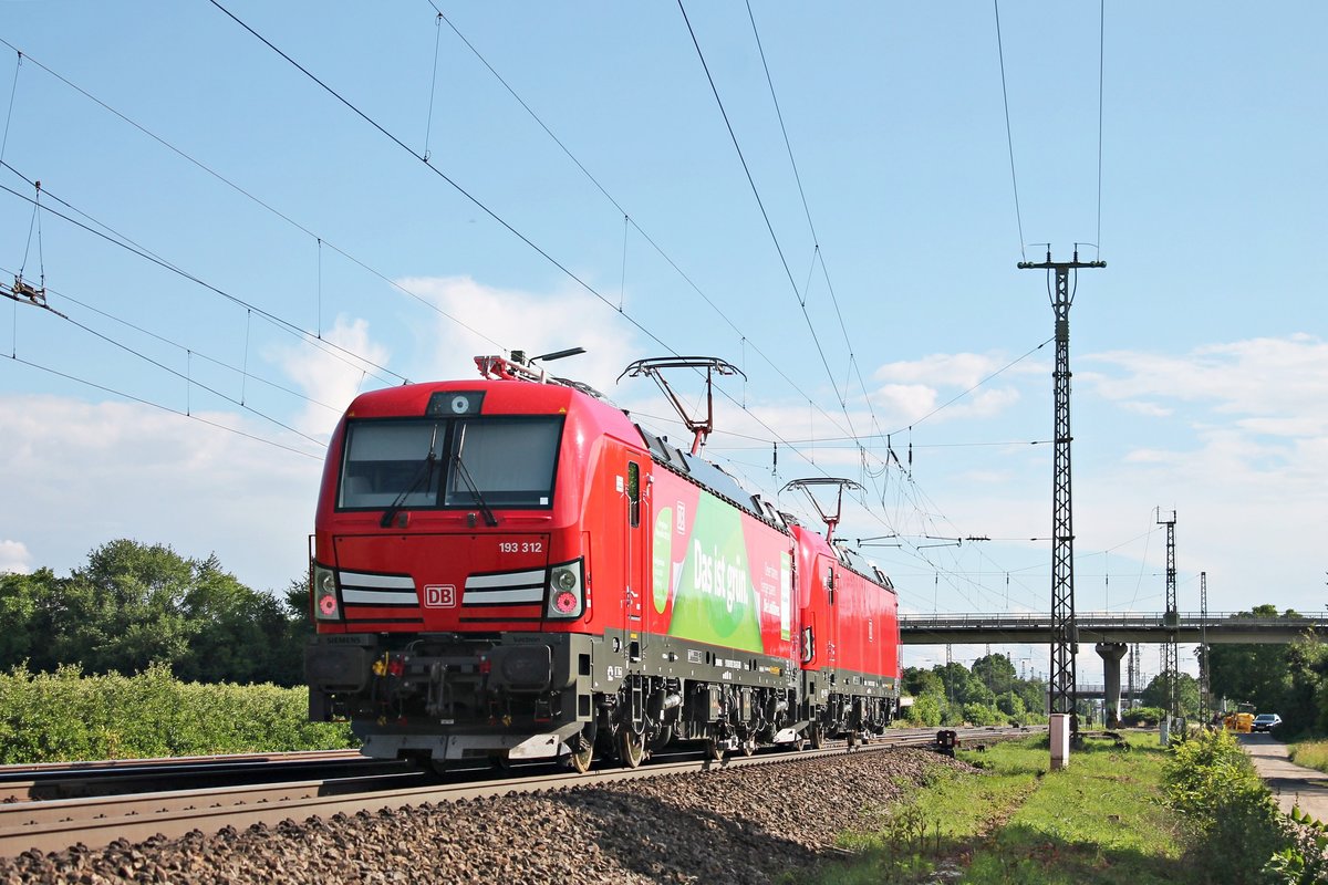 Nachschuss auf 193 312  Das ist Grün , als diese am 01.06.2018 zusammen mit 193 314 als T 67927 (Mannheim Rbf - Basel Bad Rbf) bei Müllheim (Baden) durch die dortigen Überholgleise gen Zielbahnhof fuhren.