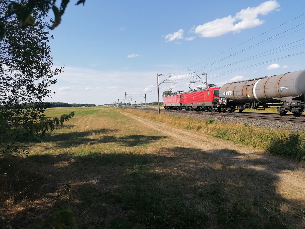 Nachschuss auf 2 Loks der Baureihe 143. (Die vordere Lok war 143-348-1, die hintere 143-138-6) Sie ziehen einen Ganzzug aus Kesselwagen in Richtung Ansbach. Aufgenommen am 05.08.2022 in der Nähe von Triesdorf