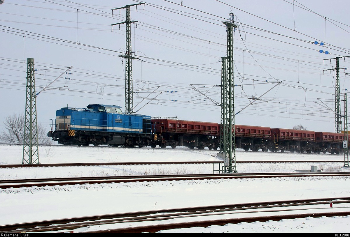 Nachschuss auf 203 409-8 (V 100-SP-007) mit 186 435-4 Railpool als Gleisbauzug von Spitzke SE, der in Halle (Saale), Karl-von-Thielen-Straße, auf der Ostumfahrung für den Güterverkehr in südlicher Richtung fährt. [18.3.2018 | 11:38 Uhr]