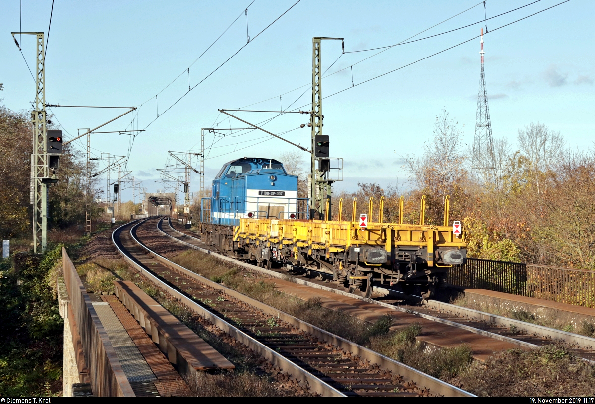 Nachschuss auf 203 409-8 (V 100-SP-007 | 110 536-0 | DR V 100.1) der Spitzke Logistik GmbH (Spitzke SE), die mit einem Flachwagen der Gattung  Res  (NVR-Nummer nicht bekannt) den Hp Magdeburg Herrenkrug auf der Bahnstrecke Berlin–Magdeburg (KBS 201) Richtung Magdeburg-Neustadt durchfährt.
Aufgenommen am Ende des Bahnsteigs 1.
[19.11.2019 | 11:17 Uhr]