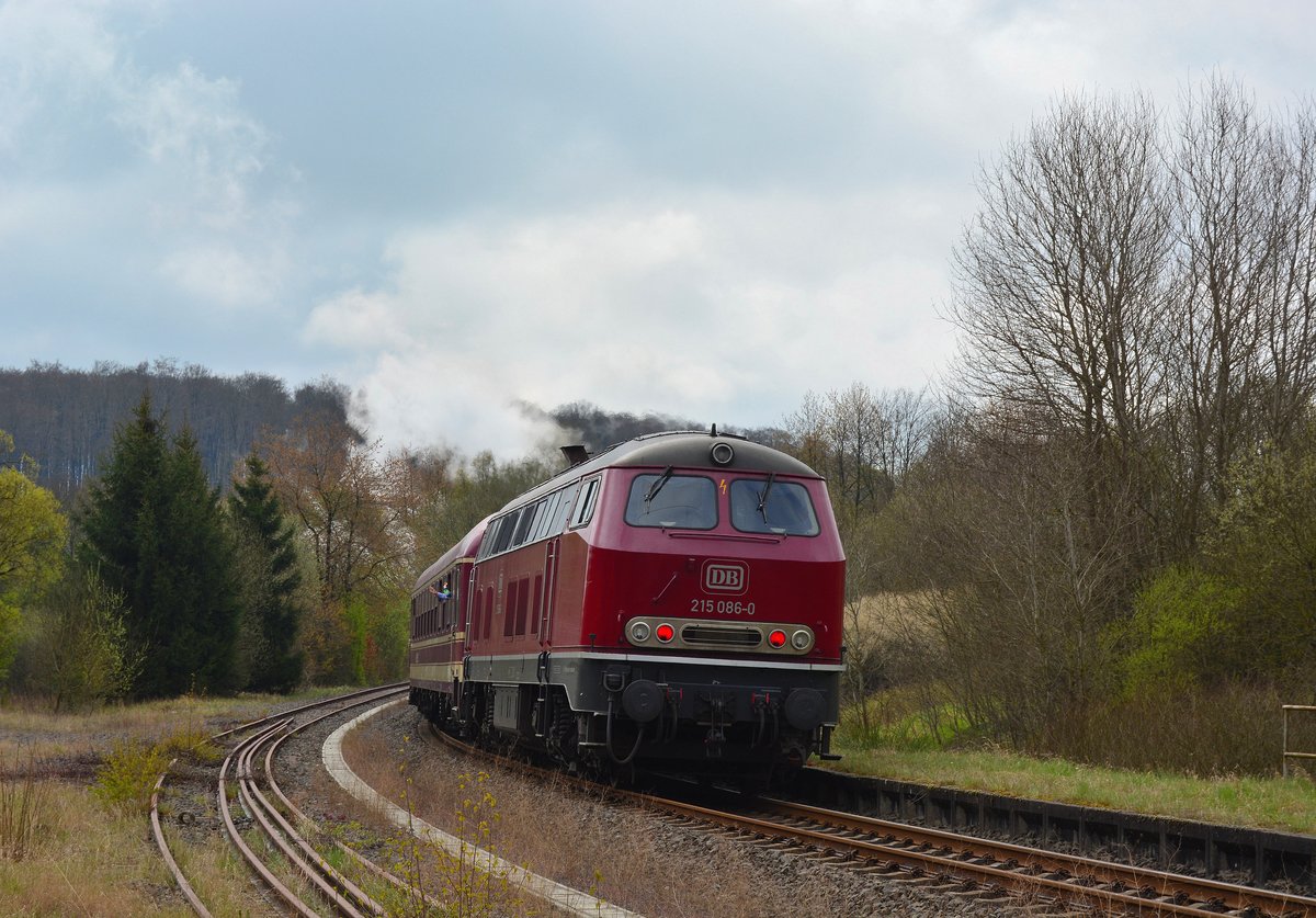 Nachschuss auf 215 086-0 im zum Haltepunkt degradierten Bahnhof Rotenhain in Richtung Limburg.

Rotenhain 22.04.2017