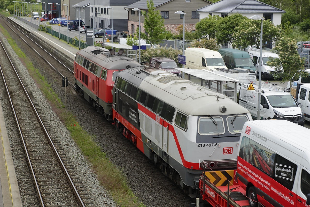 Nachschuss auf den von der 218 385-3 und der 218 497-6 beförderten Autozug am 04.06.2022 im Bahnhof Morsum. Letztere verkehrt in einer speziellen Lackierung, die die Geschichte der Fahrzeuginstandsetzung Cottbus von der Dampflokaufarbeitung bis zur Instandhaltung der ICEs dokumentieren soll, in erster Linie aber ein Werbeträger für Märklin und Piko ist. Leider nur an zweiter Stelle des Shuttles, es blieb aber meine einzige Begegnung mit der Lok während des Syltaufenthaltes.
