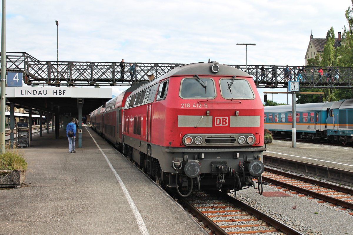 Nachschuss auf 218 412-5, als sie mit ihrem IRE (Ulm Hbf - Lindau Hbf), aus modernen Doppelstockwagen gebildet, in den Zielbahnhof einfuhr. Nach einer kurzen Wende fuhr sie wieder zurück nach Ulm.