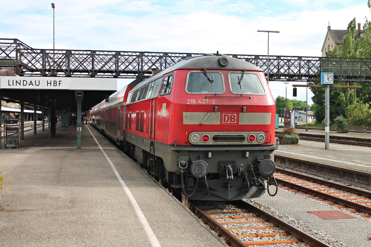 Nachschuss auf 218 427-3, welche am 12.08.2016 ihren IRE (Stuttgart Hbf - Lindau Hbf) in den Zielbahnhof schob und kurze Zeit später wieder gen Norden aufbrechen wird.