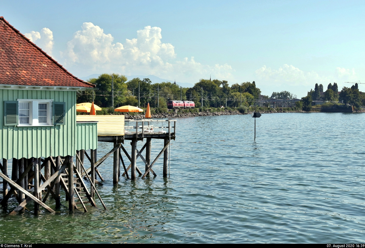 Nachschuss auf 218 476-0 und 218 ???, die auf dem Bodenseedamm bei Lindau Hbf rangieren. Zuvor hatten sie den IC 119  Bodensee  (Linie 32) Stuttgart Hbf–Innsbruck Hbf (A) hierher gebracht.

🧰 DB ZugBus Regionalverkehr Alb-Bodensee GmbH (RAB | DB Regio Baden-Württemberg)
🕓 7.8.2020 | 16:39 Uhr