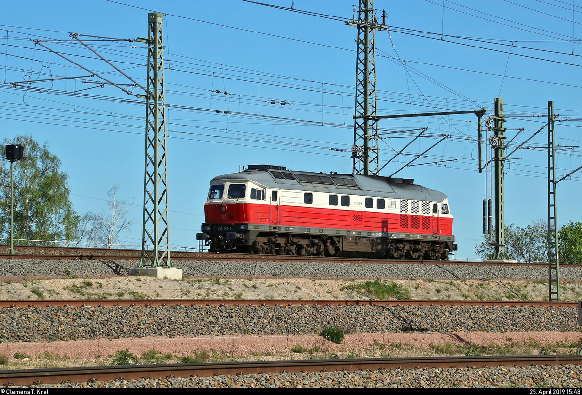 Nachschuss auf 232 309-5 DB, die in Halle (Saale), Karl-von-Thielen-Straße (Gebiet der DR), auf der Ostumfahrung für den Güterverkehr von einem Schüttgutzug in südlicher Richtung abkoppelte, um wenig später 187 126-8 DB diesen übernehmen zu lassen.
[25.4.2019 | 15:48 Uhr]