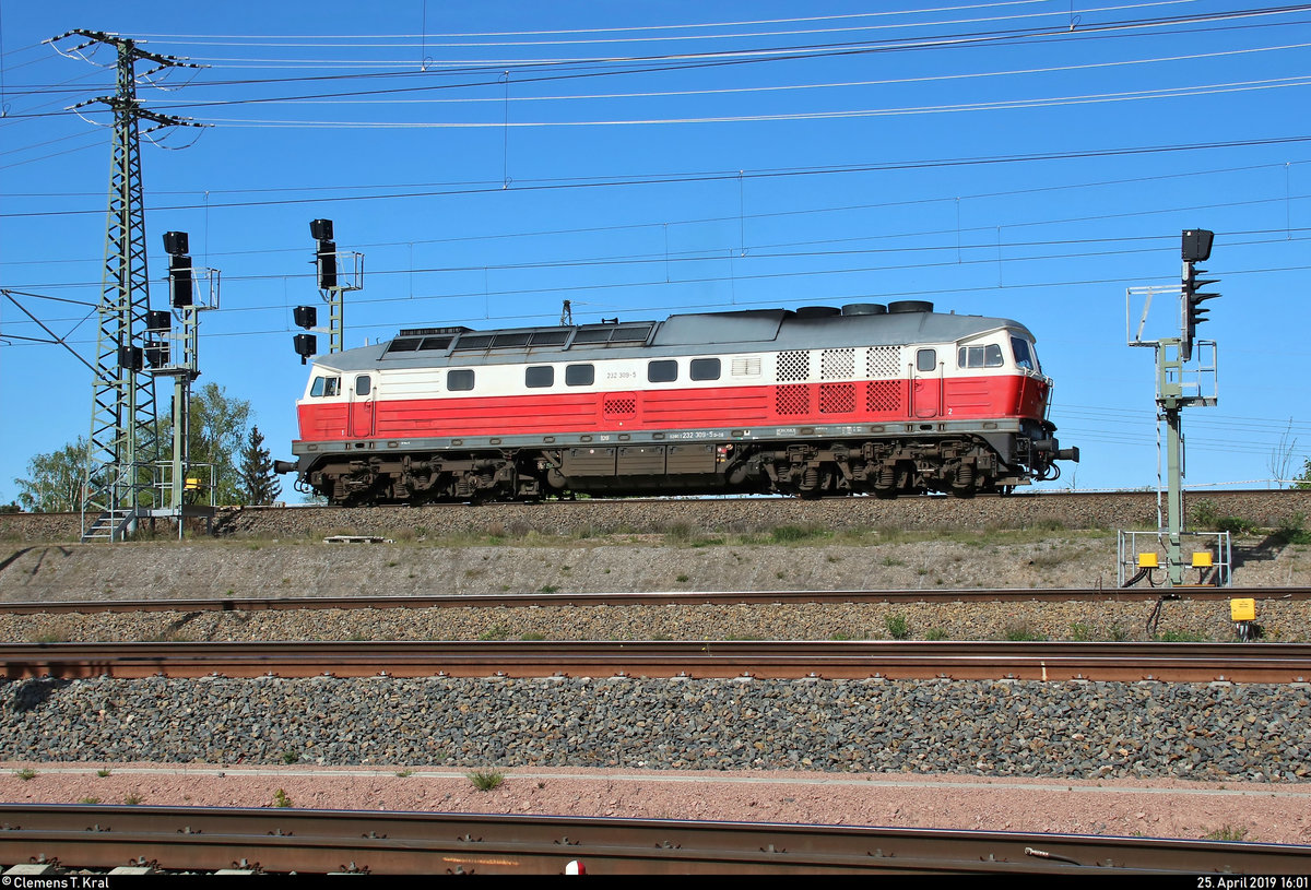 Nachschuss auf 232 309-5 DB, die in Halle (Saale), Karl-von-Thielen-Straße (Gebiet der DR), auf der Ostumfahrung für den Güterverkehr von einem Schüttgutzug abkoppelte und nun als Tfzf in nördlicher Richtung fährt, um wenig später 187 126-8 DB diesen übernehmen zu lassen.
[25.4.2019 | 16:01 Uhr]
