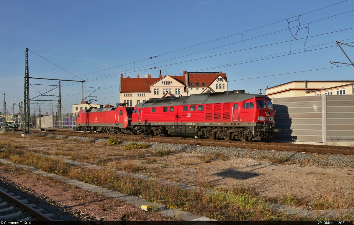Nachschuss auf 233 285-6 (232 285-7 | 132 285-8), die von 152 088-1 (Siemens ES64F) auf den Gütergleisen Richtung Zugbildungsanlage (ZBA) Halle (Saale) gezogen wird.
Aufgenommen von Bahnsteig 12/13.

🧰 DB Cargo
🕓 29.10.2021 | 16:11 Uhr