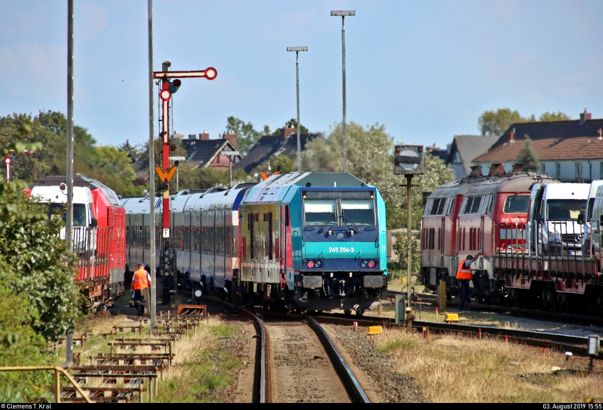 Nachschuss auf 245 204-3 der Paribus-DIF-Netz-West-Lokomotiven GmbH & Co. KG, vermietet an DB Regio Schleswig-Holstein (DB Regio Nord), als RE 11079 (RE6) nach Husum, der seinen Startbahnhof Westerland(Sylt) auf Gleis 2 verlässt.
Tele-Aufnahme am Ende des Bahnsteigs 1/2.
Bild durchlief die Selbstfreischaltung (Hitzeflimmern).
[3.8.2019 | 15:55 Uhr]