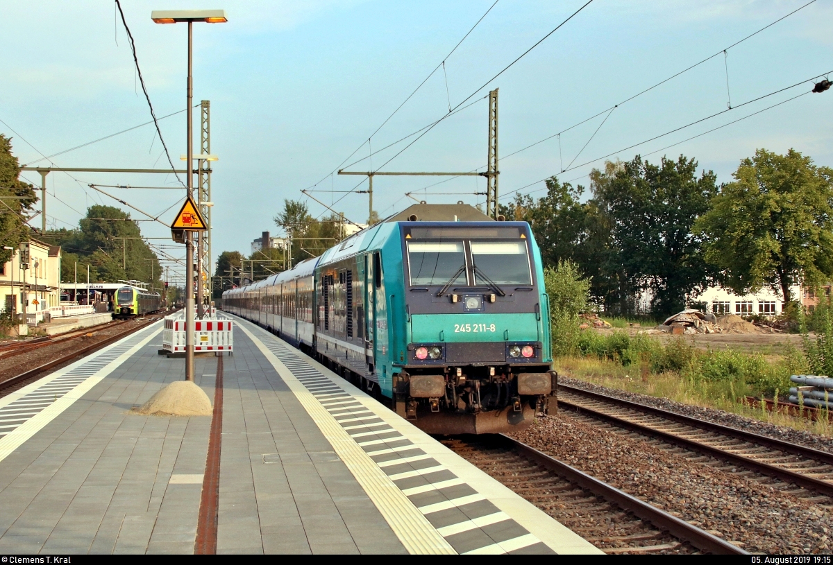 Nachschuss auf 245 211-8 der Paribus-DIF-Netz-West-Lokomotiven GmbH & Co. KG, vermietet an DB Regio Schleswig-Holstein (DB Regio Nord), als RE 11031 (RE6) von Westerland(Sylt) nach Hamburg-Altona, der den Bahnhof Pinneberg auf der Bahnstrecke Hamburg-Altona–Kiel (KBS 103) durchfährt.
[5.8.2019 | 19:15 Uhr]