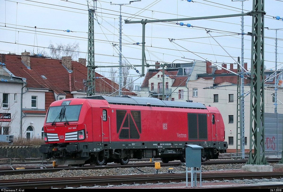 Nachschuss auf 247 902 DB (Siemens Vectron) als Tfzf, die das Gleisvorfeld von Halle(Saale)Hbf Richtung Süden durchfährt. Aufgenommen von der Delitzscher Straße. [26.1.2018 | 16:17 Uhr]