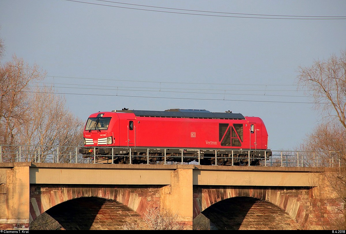 Nachschuss auf 247 904-6 DB (Siemens Vectron) als Tfzf, der in der Saaleaue bei Angersdorf auf der Bahnstrecke Halle–Hann. Münden (KBS 590) Richtung Halle (Saale) fährt. [8.4.2018 | 18:58 Uhr]