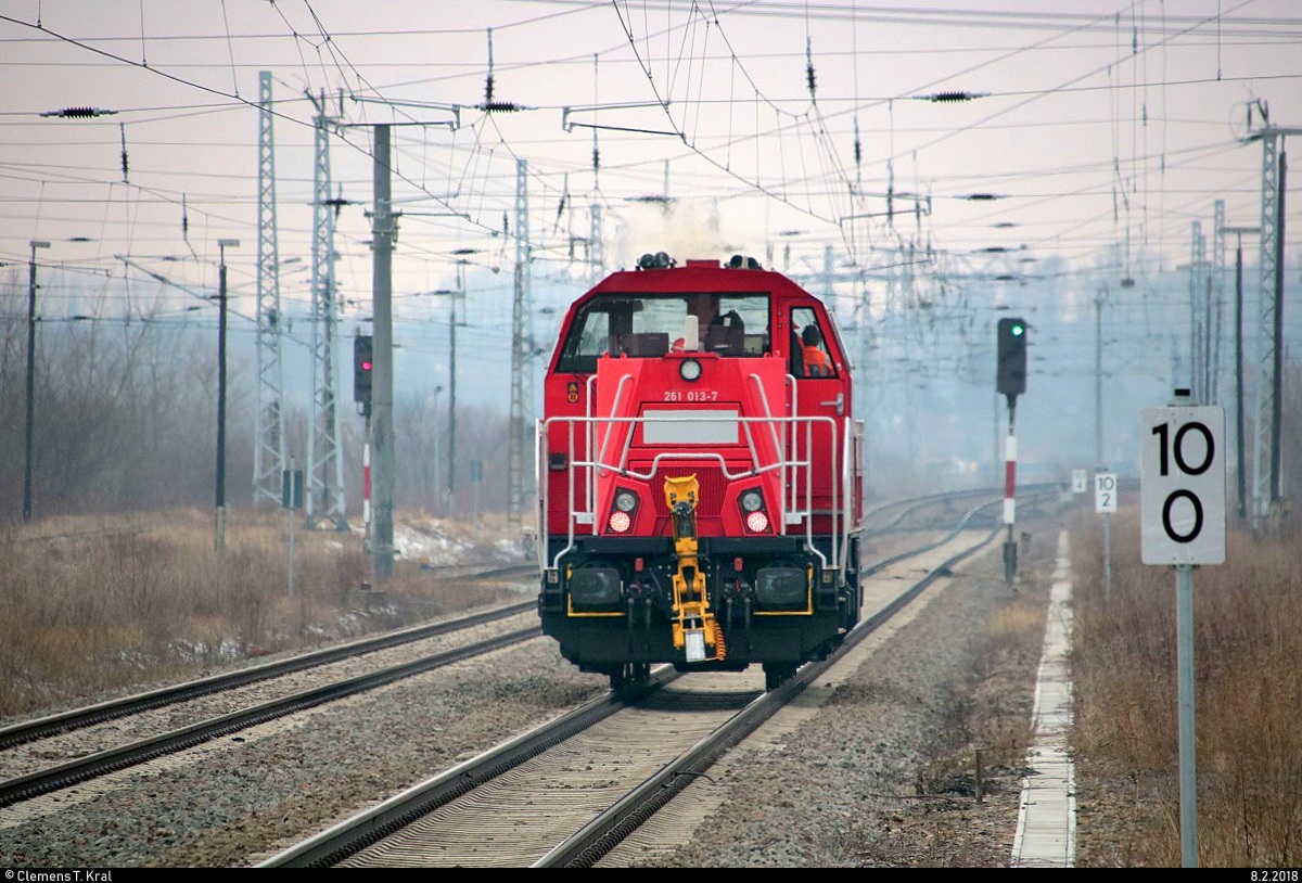 Nachschuss auf 261 013-7 DB (Voith Gravita) als Tfzf, der den Bahnhof Angersdorf auf der Bahnstrecke Halle–Hann. Münden (KBS 590) Richtung Sangerhausen durchfährt. [8.2.2018 | 15:19 Uhr]