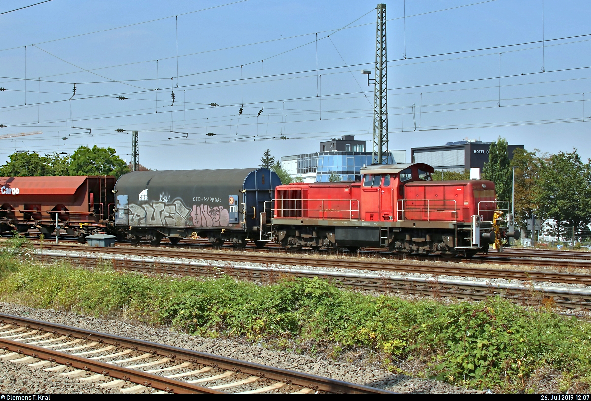 Nachschuss auf 294 589-7 (DB V 90) DB, die am Ende eines gemischten Gz mit 187 125-0 DB eingereiht ist und den Bahnhof Bietigheim-Bissingen auf Gleis 2 Richtung Kornwestheim durchfährt.
Aufgenommen von Bahnsteig 7/8.
[26.7.2019 | 12:07 Uhr]
