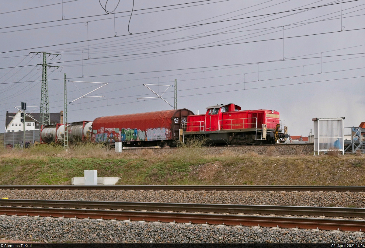 Nachschuss auf 294 665-5, die in der Karl-von-Thielen-Straße infolge eines weiteren Fahrtrichtungswechsels nun über die äußeren Gütergleise zur Zugbildungsanlage (ZBA) Halle (Saale) zurückfährt. Sie befördert einen Flachwagen mit Planenverdeck der Gattung  Rilns <sup>654.1</sup>  (31 80 3546 093-6 D-DB) und einen Containertragwagen der Gattung  Sngs <sup>1</sup>  (37 80 4558 246-7 D-ERR), beladen mit zwei Tankcontainern.

🧰 DB Cargo
🕓 6.4.2021 | 14:04 Uhr