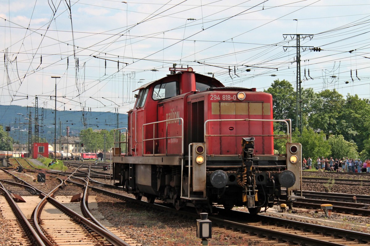 Nachschuss auf 294 818-0, die am 08.06.2013 sich dem Publikum des Sommerfestes vom DB Museum Koblenz-Ltzel zeigt.