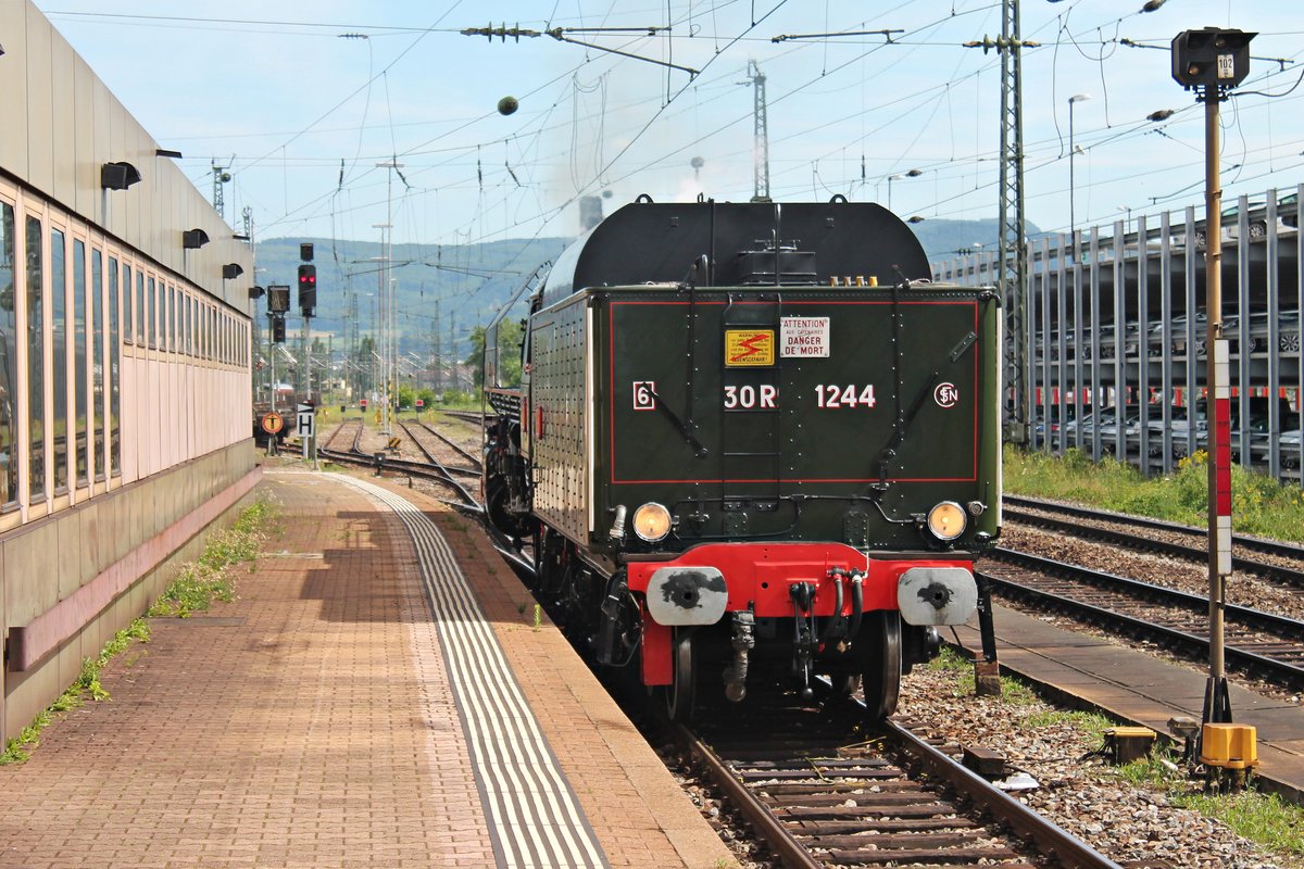 Nachschuss auf 30R 1244/141R 1244 am 26.06.2015, als sie nach der Ankunft auf ein Abstellgleis rangiert, um dort auf die Ankunft von der 01 150 mit dem DPE 13481/31191 (Frankuft (Main) Süd - Luzern) zu warten.
