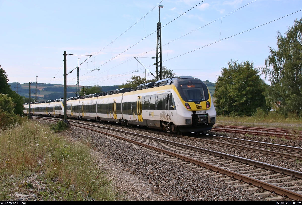 Nachschuss auf 3442 208 und 3442 710 (Bombardier Talent 2) von DB Regio Baden-Württemberg als verspäteter RE 4775 von Stuttgart Hbf nach Konstanz, die den Bahnhof Welschingen-Neuhausen auf der Bahnstrecke Offenburg–Singen (Schwarzwaldbahn (Baden) | KBS 720) durchfahren.
Diese RE-Linie verkehrt nur am Wochenende (zwei Zugpaare).
[15.7.2018 | 9:22 Uhr]
