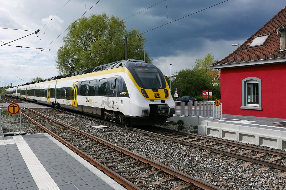 Nachschuss auf 3442 702 und 3442 714, die als RE 4778, Konstanz - Stuttgart, am 05.05.2019 die Haltestelle Reichenau (Baden) passieren.