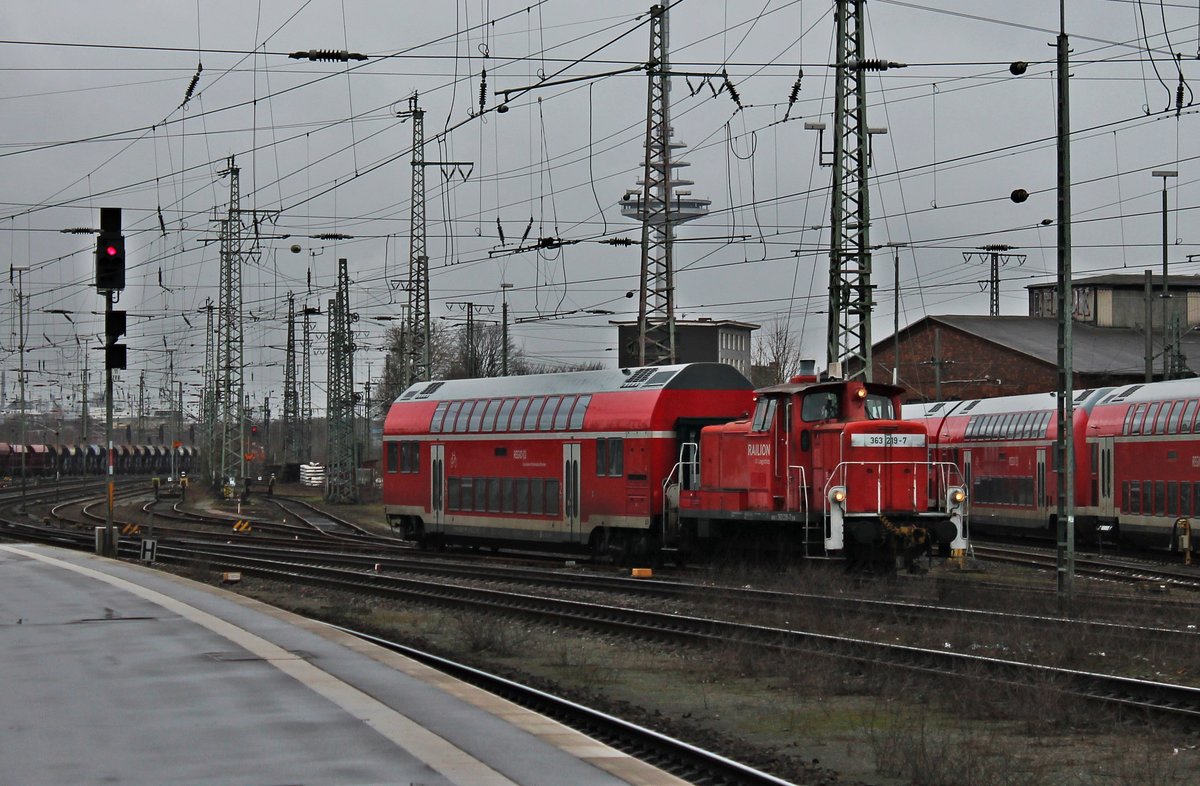 Nachschuss auf 363 219-7, als diese am Mittag des 26.03.2019 einen Dosto-Mittelwagen im Bremer Hauptbahnhof ins nördliche Vorfeld schiebte.