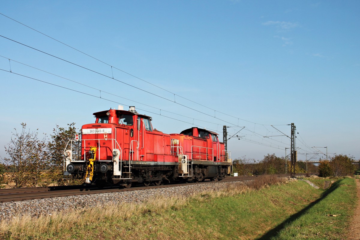 Nachschuss auf 363 445-8 am 31.10.2014, als sie von 294 740-6 von Haltingen ins Bahahnbetriebswerk in Offenburg überführt wurde. Hier ist die Fuhre nörslich von Müllheim (Baden) bei Hügelheim.