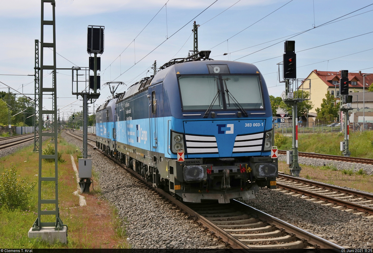 Nachschuss auf 383 003-1  Quer durch Europa  (Siemens Vectron), die in Merseburg Hbf auf Gleis 2 von ihrer Schwester 383 003-1 Richtung Großkorbetha überführt wird.
Aufgenommen am Ende des Bahnsteigs 1/2.

🧰 ČD Cargo, a.s.
🚩 Bahnstrecke Halle–Bebra (KBS 580)
🕓 1.6.2021 | 11:25 Uhr