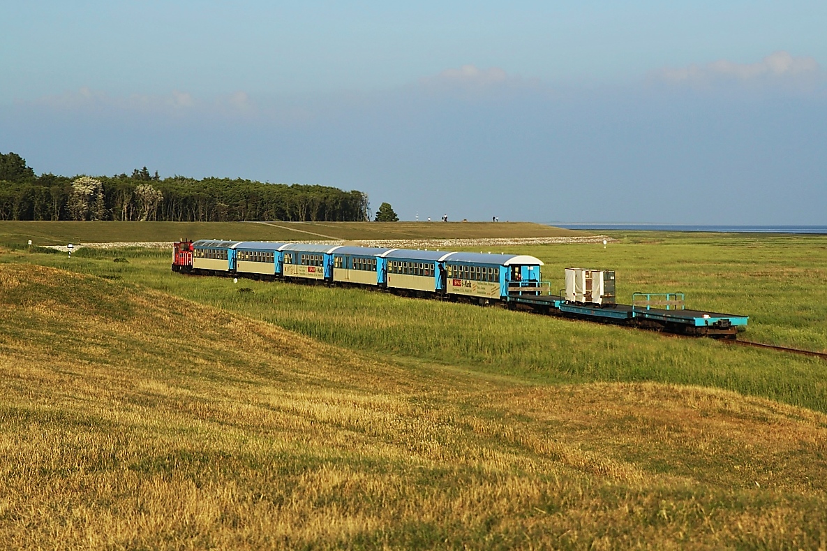 Nachschuss auf 399 108-0 und ihren abendlichen Zug nach Wangerooge Ort am 20.06.2018