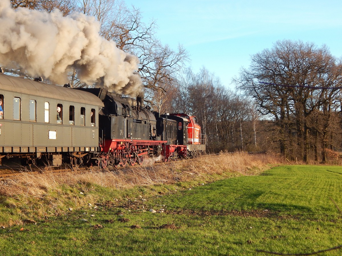 Nachschuss auf das 3er Gespann. Nachdem der 78 468 das Wasser ausging zog die V36 412 den Zug weiter als die WLE später als Verstärung Vorspann leistete. Mit 3 Stunden Verspätung und einer wohl ziemlich abenteuerlichen Reise kam der Sonderzug durch Anröchte gefahren.

Anröchte 09.01.2016